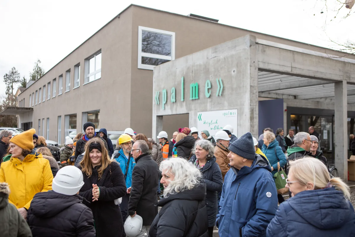 Die Gäste erschienen zahlreich zum Spatenstich. Impressionen des Spatenstichs der «Palme futura».